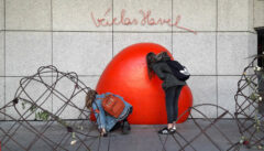Noch ein charmantes Dichterdenkmal: das Herz Václav Havels am Nationaltheater