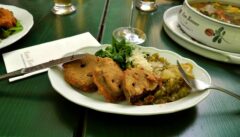 Gutes Essen gehört zu einer Wienreise: "Blunznradl" beim Renner