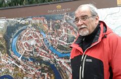 Ivan Slavík vor dem Modell Krumaus, der Stadt in 2 Moldauschleifen
