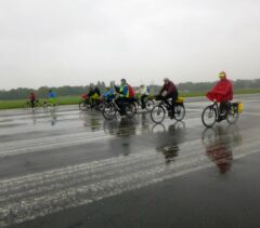 Gewitterregen auf der Startbahn am Tempelhofer Feld