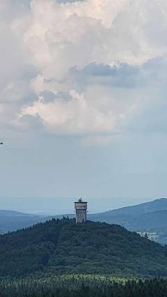 Oft im Blickfeld beim Radeln in Böhmen: der Radarturm am Velký Zvon