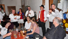 Mährische Volksmusik in der Weinstube des alten Franziskanerklosters.