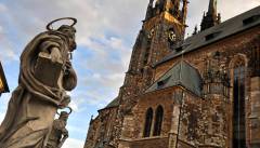 Der Dom Peter und Paul thront über der Stadt
