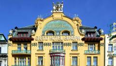 Das Hotel Europa. Früher haben wir da gewohnt, heute können wir es uns nicht mehr leisten. Aber wir wohnen gleich gegenüber.