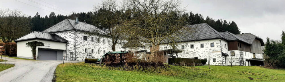 Das Dorf Schwarzenberg gehörte einst zu Adalbert Stifters Schulsprengel. Noch heute gibt das alte Schulgebäude davon Kunde. 