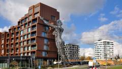 Die neue Bürocity am Moldauufer. Hier das Gebäude "Judita" mit einem umstrittenem Kunstanteil des "enfant terrible" der tschechische Kunst, David Cerny
