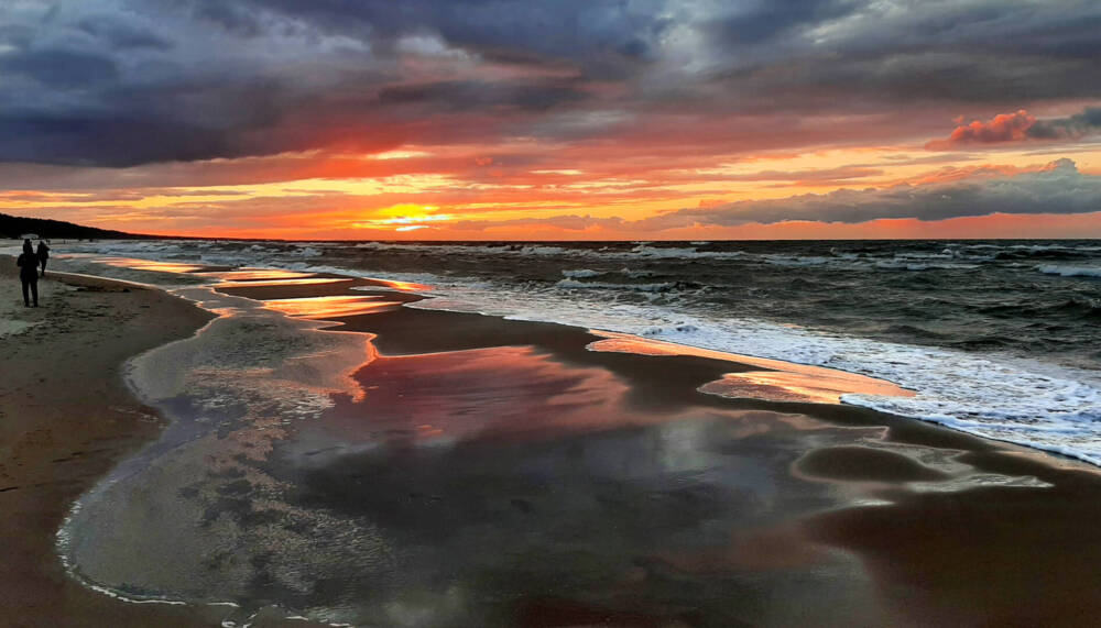 Oft ist der letzte Abend am Strand der Ostsee ein Spektakel aus Wolken, Wasser und Licht 