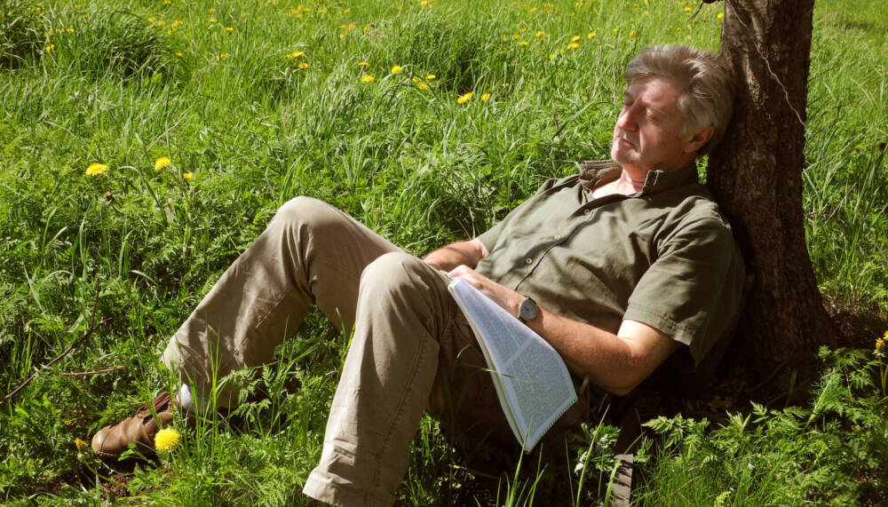 Auch unser literarischee Reiseleiter Arthur entspannt sich in Masuren sichtlich.