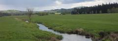 Der Farský potok (Fahrbach) speist den Weiher bei unserem Hotelresort im Grenzdorf Železná (Eisendorf)