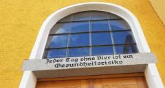 Oberpfälzer Gesundheitstipp am Türstock des Kommunbrauhauses Eslarn