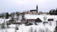 Das Dorf Schwarzenberg gehörte einst zu Adalbert Stifters Schulsprengel. Noch heute gibt das alte Schulgebäude davon Kunde. 