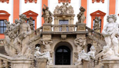 Schloss Troja holt den antiken Götterhimmel auf die Erde