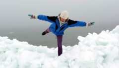 Reiseleiterin Iwona beim Eis-Balancieren