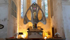 Der ungewöhnliche moderne Altar in der ramponierten Wallfahrtskirche Zelena Hora