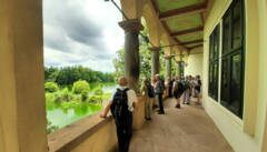 Blick von der großen Sala Terrena auf die Teichlandschaft um das Schloss