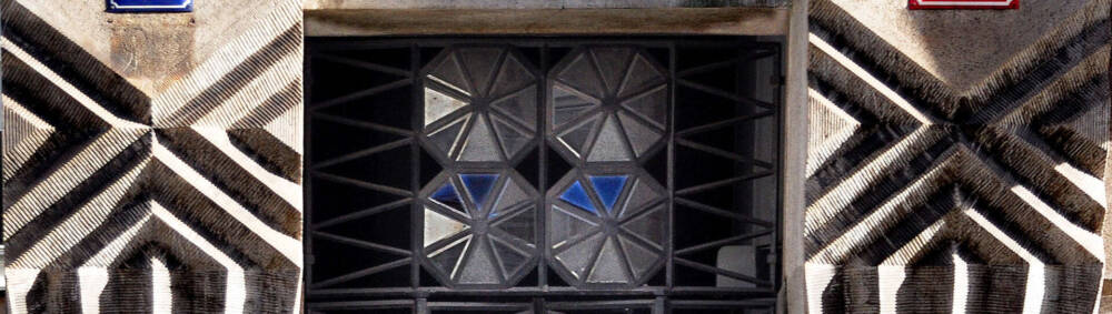 Ein berühmtes Prager Architektur-Detail: Der kubistische Fries über dem "Haus Diamant"